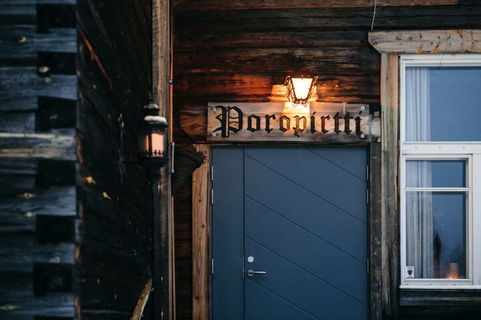 Poropirtti entrance door and log wall
