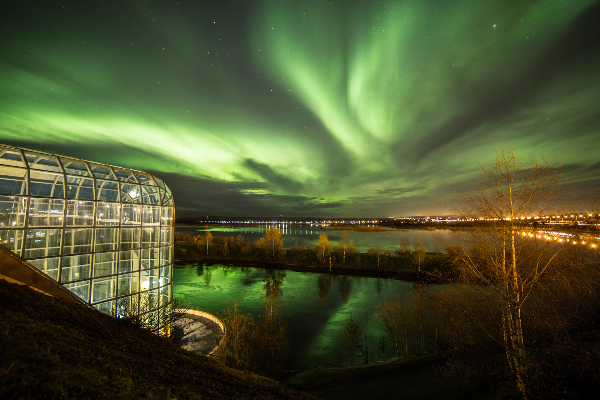 Arktikum's glass gallery under the Northern Lights